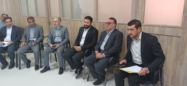 مسائل و مشکلات روستای فشند ساوجبلاغ با حضور معاون عمرانی بررسی شد