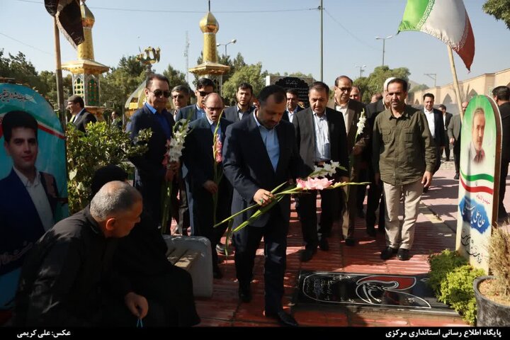 تجدید میثاق وزیر اقتصاد با شهدا و دیدار با خانواده شهید در اراک