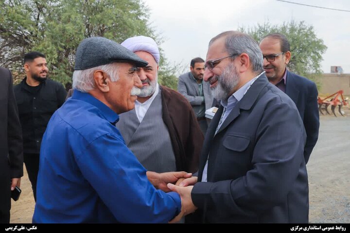 استاندار مرکزی از خانواده شهید مرزبانی «علی‌اکبر معصومی‌نژاد» تجلیل کرد