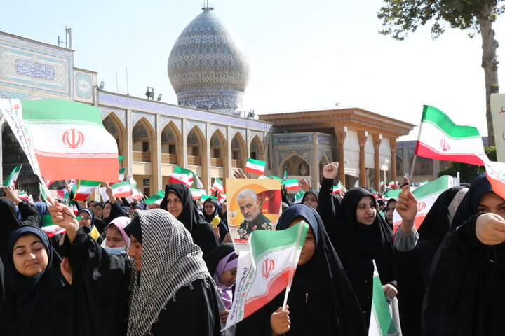 حضور در جمع دانش آموزان فارسی