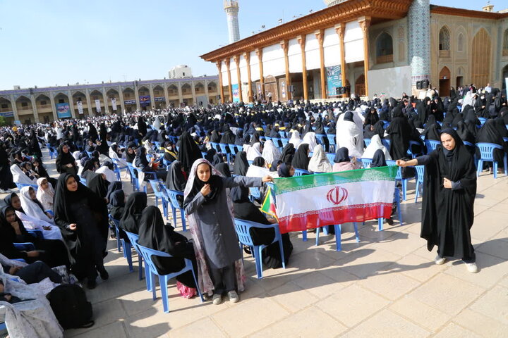 حضور در جمع دانش آموزان فارسی