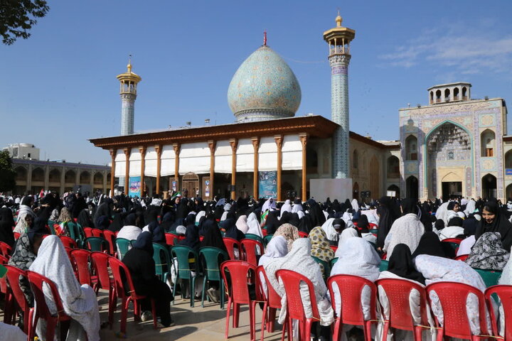 حضور در جمع دانش آموزان فارسی