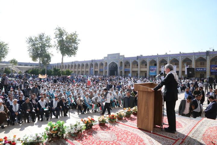 حضور در جمع دانش آموزان فارسی