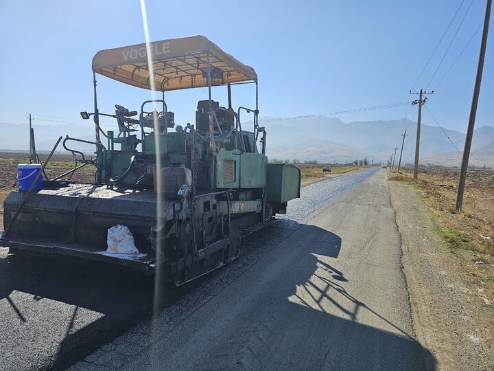 بازدید فرماندار نهاوند از آغاز عملیات روکش آسفالت محور شهرک سلگی به فارسبان