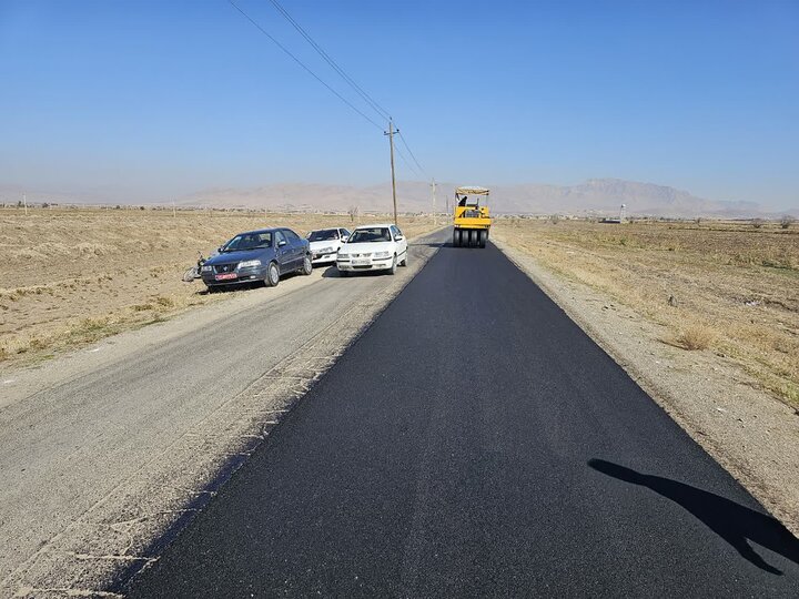 بازدید فرماندار نهاوند از آغاز عملیات روکش آسفالت محور شهرک سلگی به فارسبان