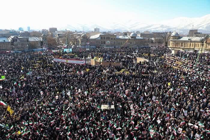 راهپیمایی یوم‌الله ۲۲بهمن‌ با حضور نماینده ولی‌فقیه در استان و استاندار همدان