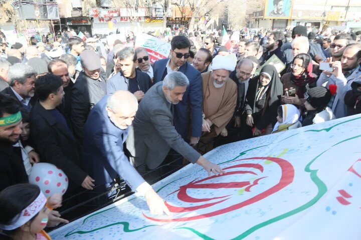 راهپیمایی یوم‌الله ۲۲بهمن‌ با حضور نماینده ولی‌فقیه در استان و استاندار همدان