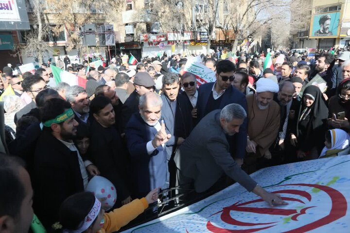 راهپیمایی یوم‌الله ۲۲بهمن‌ با حضور نماینده ولی‌فقیه در استان و استاندار همدان