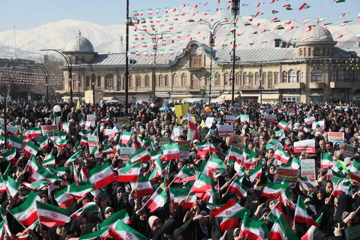 راهپیمایی یوم‌الله ۲۲بهمن‌ با حضور نماینده ولی‌فقیه در استان و استاندار همدان