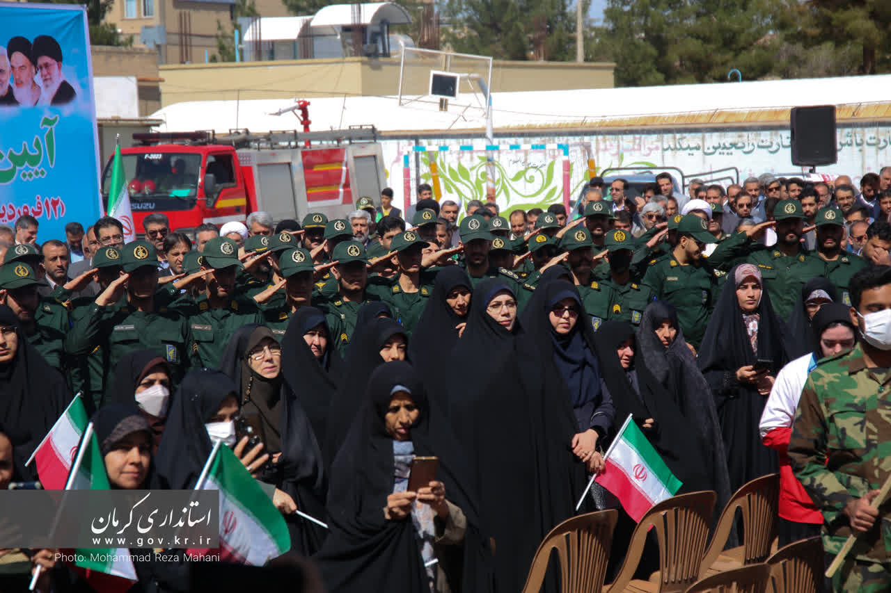 پرچم جمهوری اسلامی ایران در کرمان به اهتزاز درآمد 