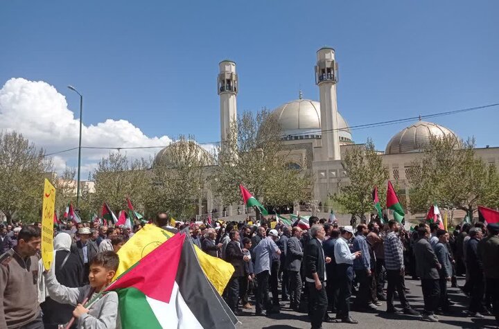  راهپیمایی نمازگزاران زنجانی در حمایت از عملیات وعده صادق 