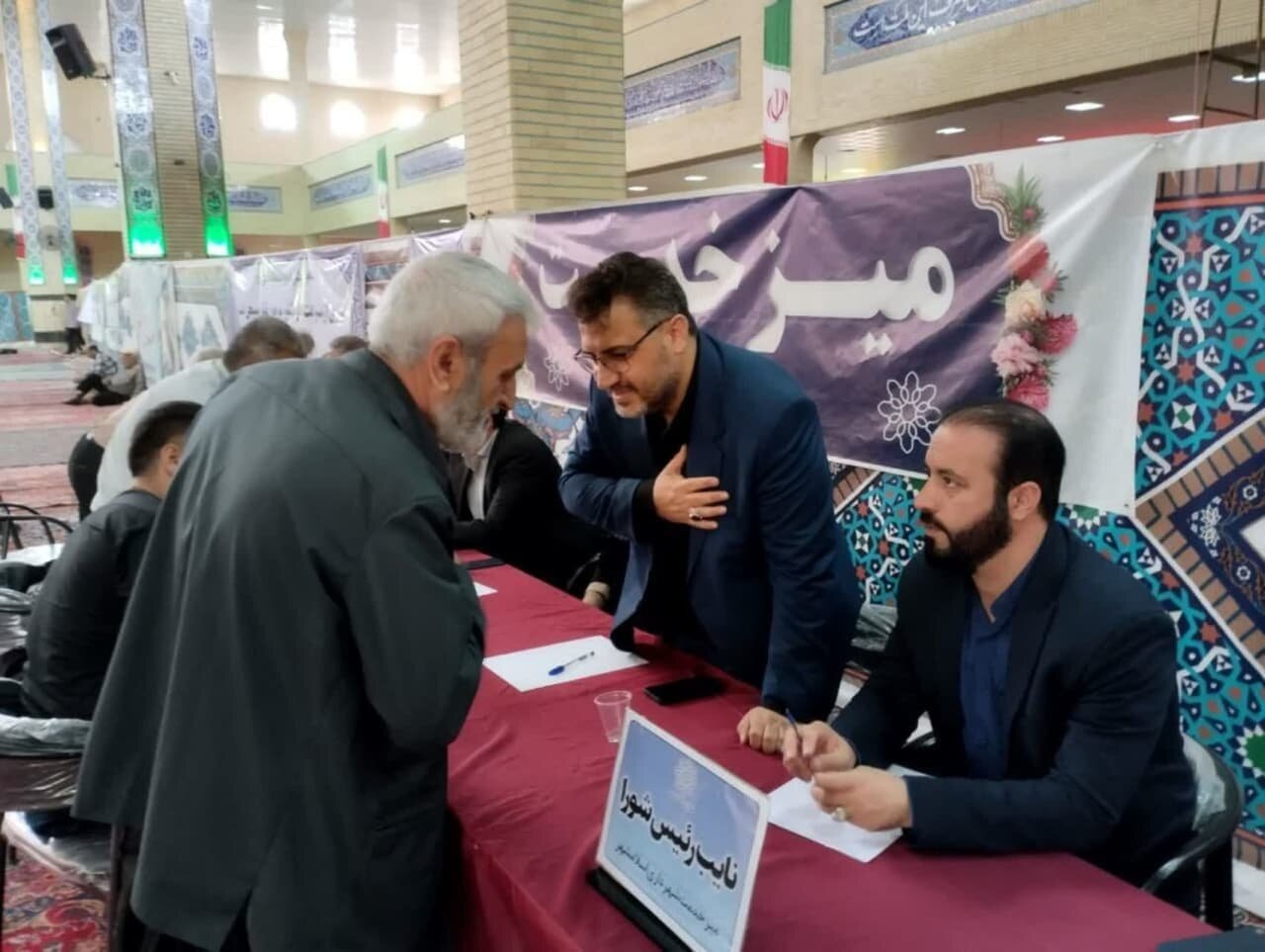 برپایی میز خدمت در مصلای نماز جمعه اسلامشهر