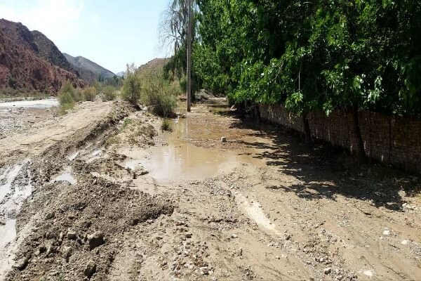 پاکسازی و بازگشایی جاده های سیل زده روستایی فیروزکوه 