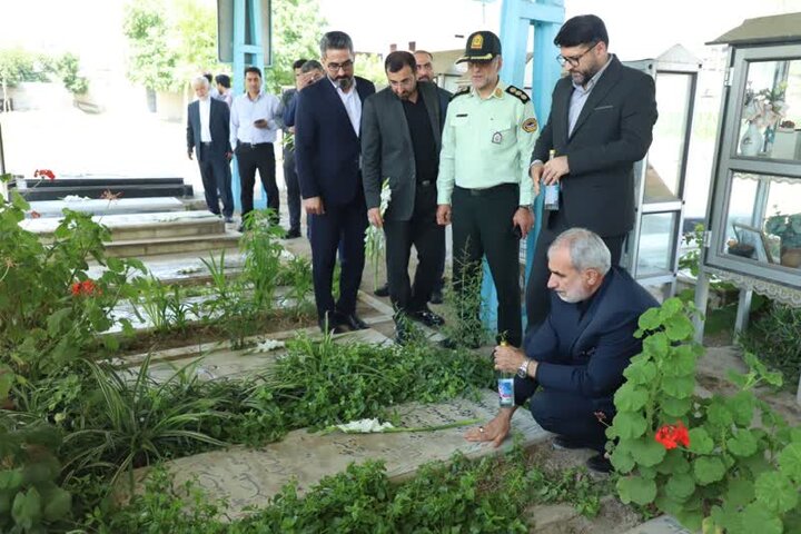 استاندار مازندران در گلزار شهدای جویبار به مقام شامخ شهیدان ادای احترام کرد