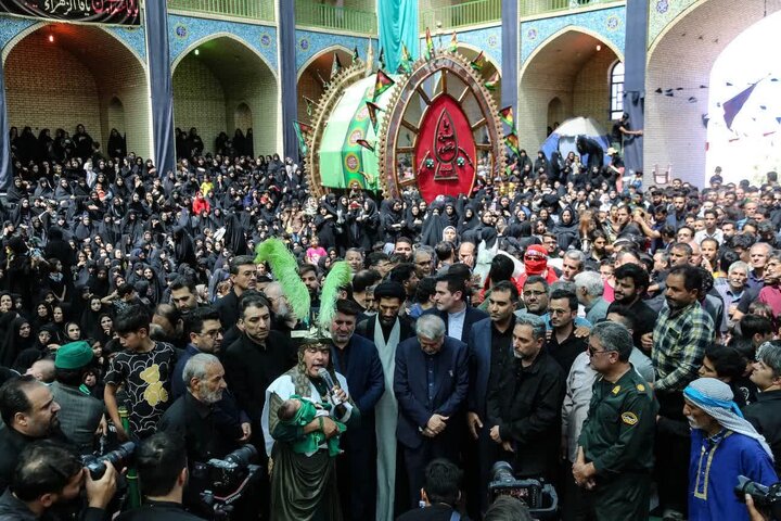 حضور وزیر میراث فرهنگی در آیین سنتی دهه آخر صفر روستای توت اردکان