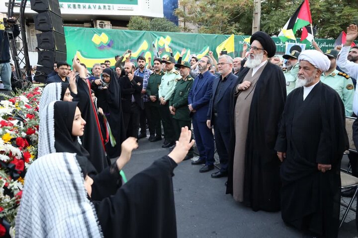 حضور نماینده ولی فقیه، استاندار و فرمانده سپاه البرز در اجتماع بزرگ مردمی