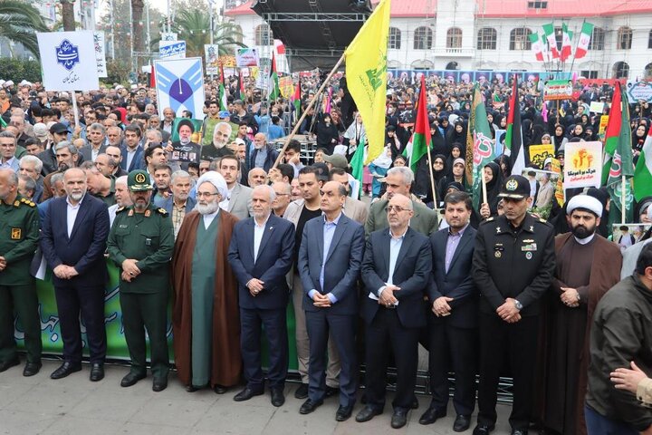 استاندارگیلان در جمع راهپیمایان یوم الله ۱۳آبان شهرستان رشت