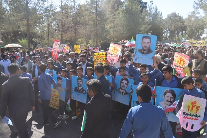 حضور منصور بیجار؛ استاندار سیستان و بلوچستان در مراسم راهپیمایی دشمن شکن یوم الله ۱۳ آبان مصادف با روز دانش آموز و روز ملی مبارزه با استکبار جهانی