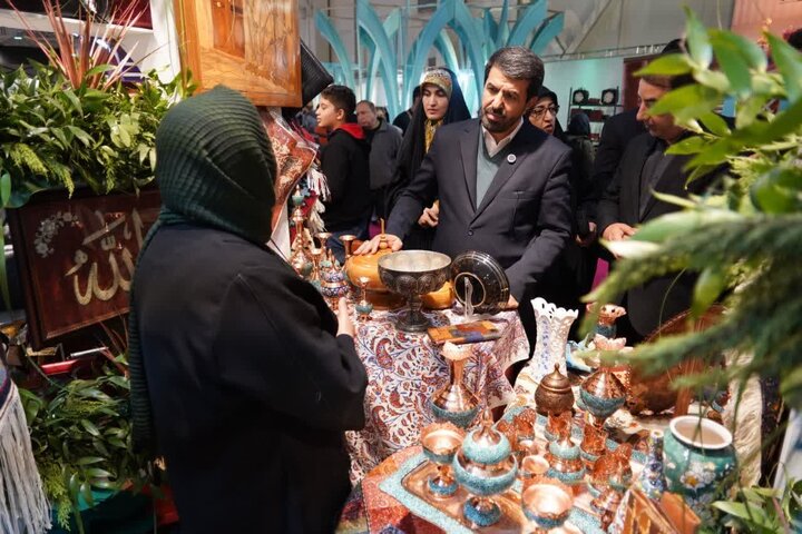 بازدید استاندار همدان از سی و هفتمین نمایشگاه ملی صنایع‌دستی تهران