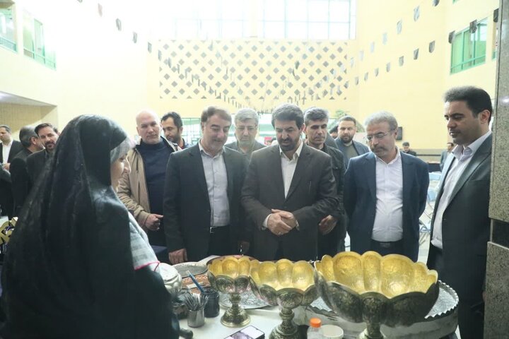 مراسم تجلیل از هنرمندان برجسته صنایع‌دستی استان در استانداری همدان