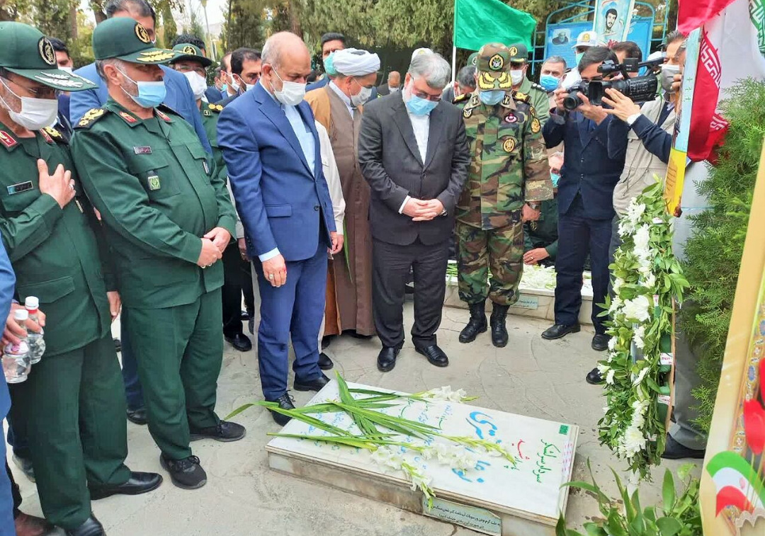 سفر وزیر کشور به مشهد مقدس/ تشرف وحیدی به بارگاه امام رضا علیه السلام/ ادای احترام به شهیدان گلگون کفن در گلزارشهدای بهشت رضا/ دیدار با تولیت حرم مطهر