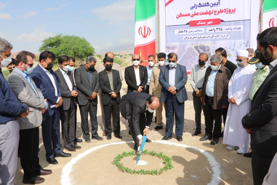 579 قطعه زمین برای آغاز نهضت ملی مسکن در بستک به مردم واگذار شد